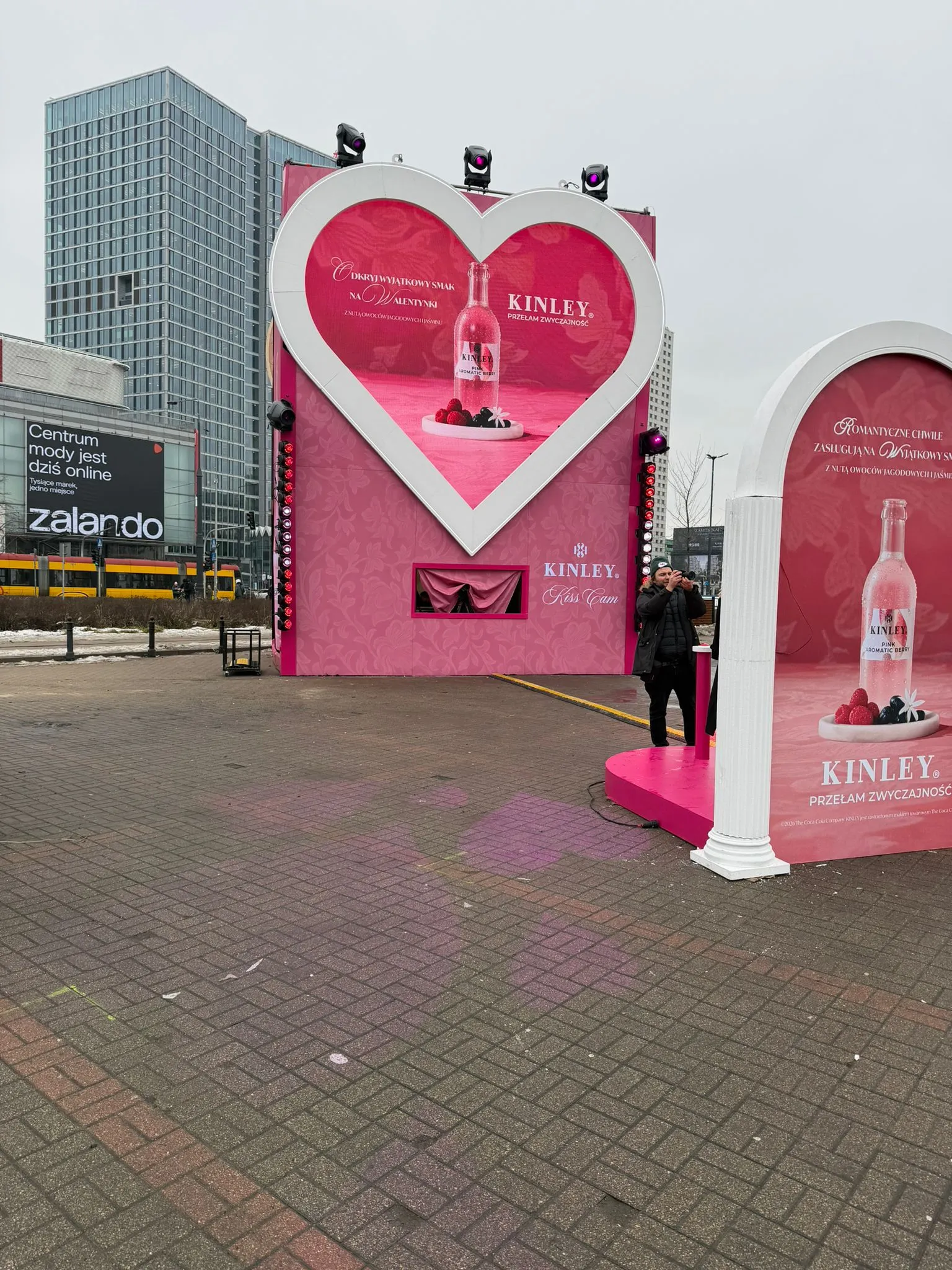 Kinley (Coca-Cola) — Kinley Kiss Cam — aktywacja w mieście