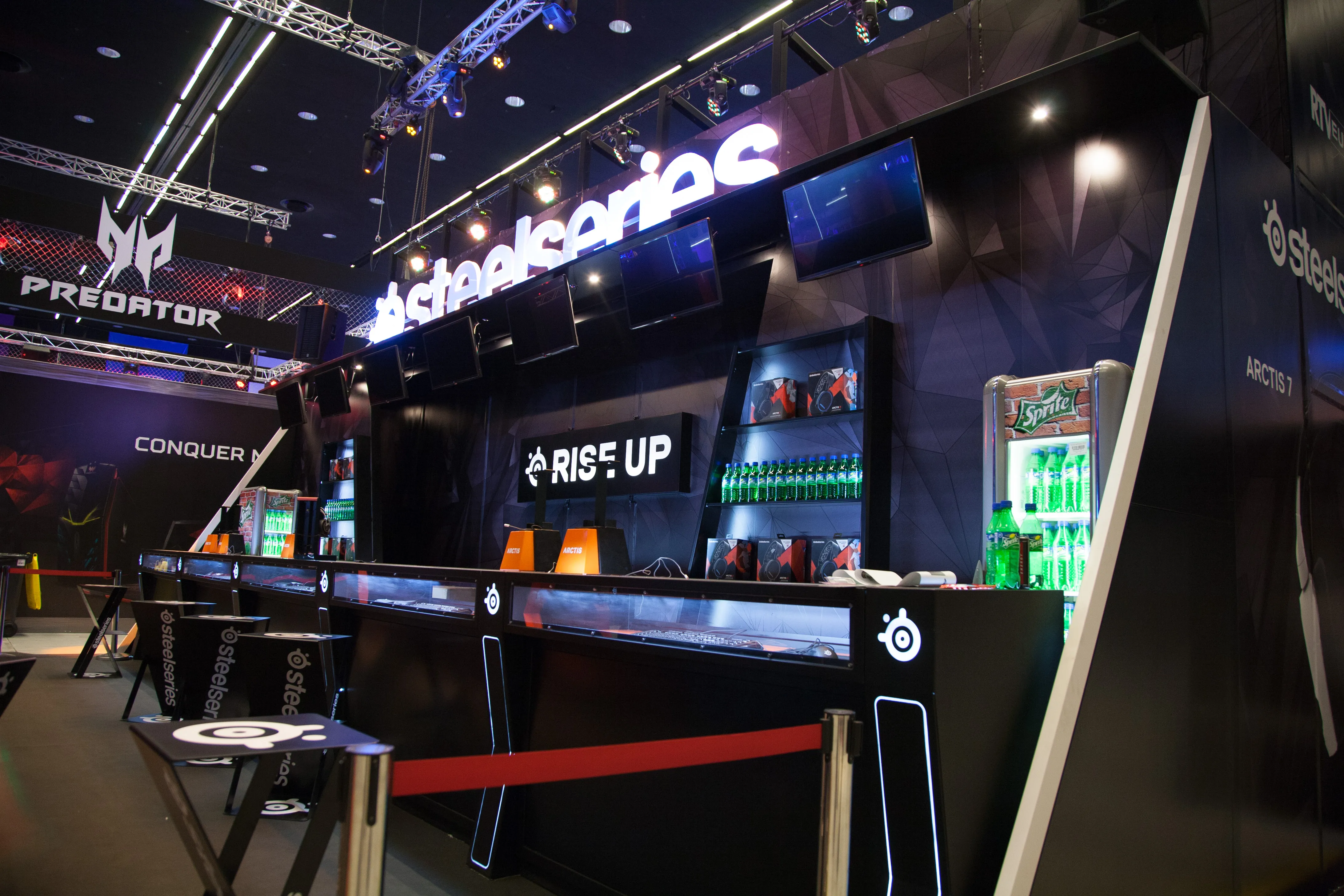SteelSeries — Stoisko SteelSeries — RISE UP