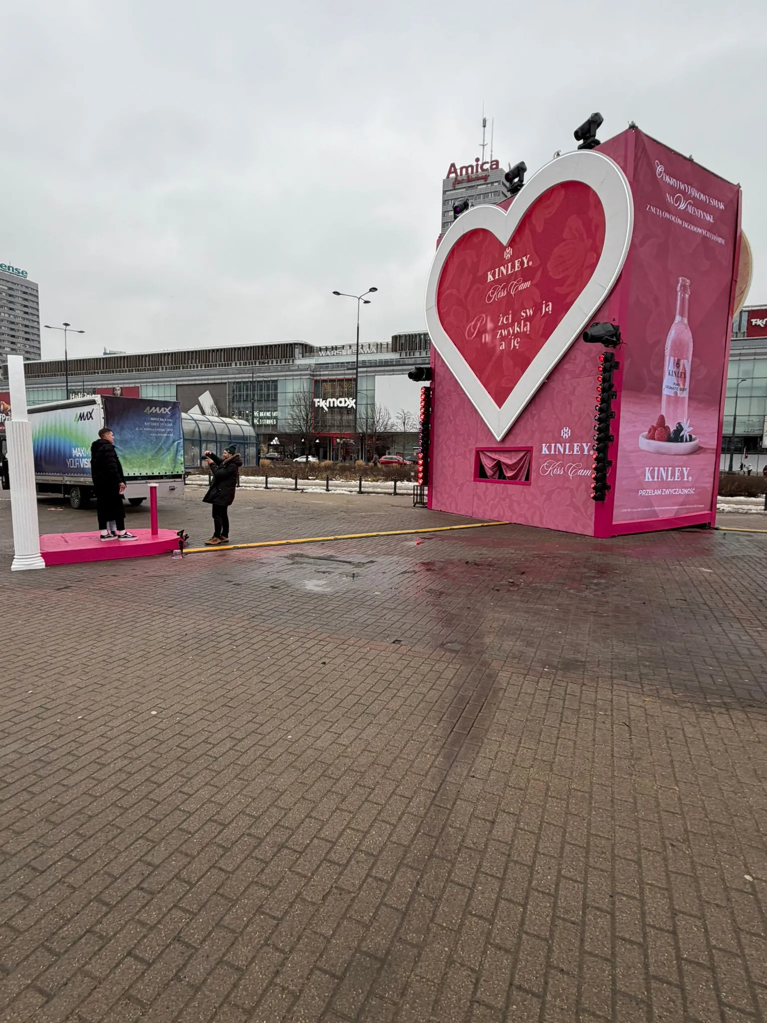 Kinley (Coca-Cola) — Kinley Kiss Cam — aktywacja w mieście (2)