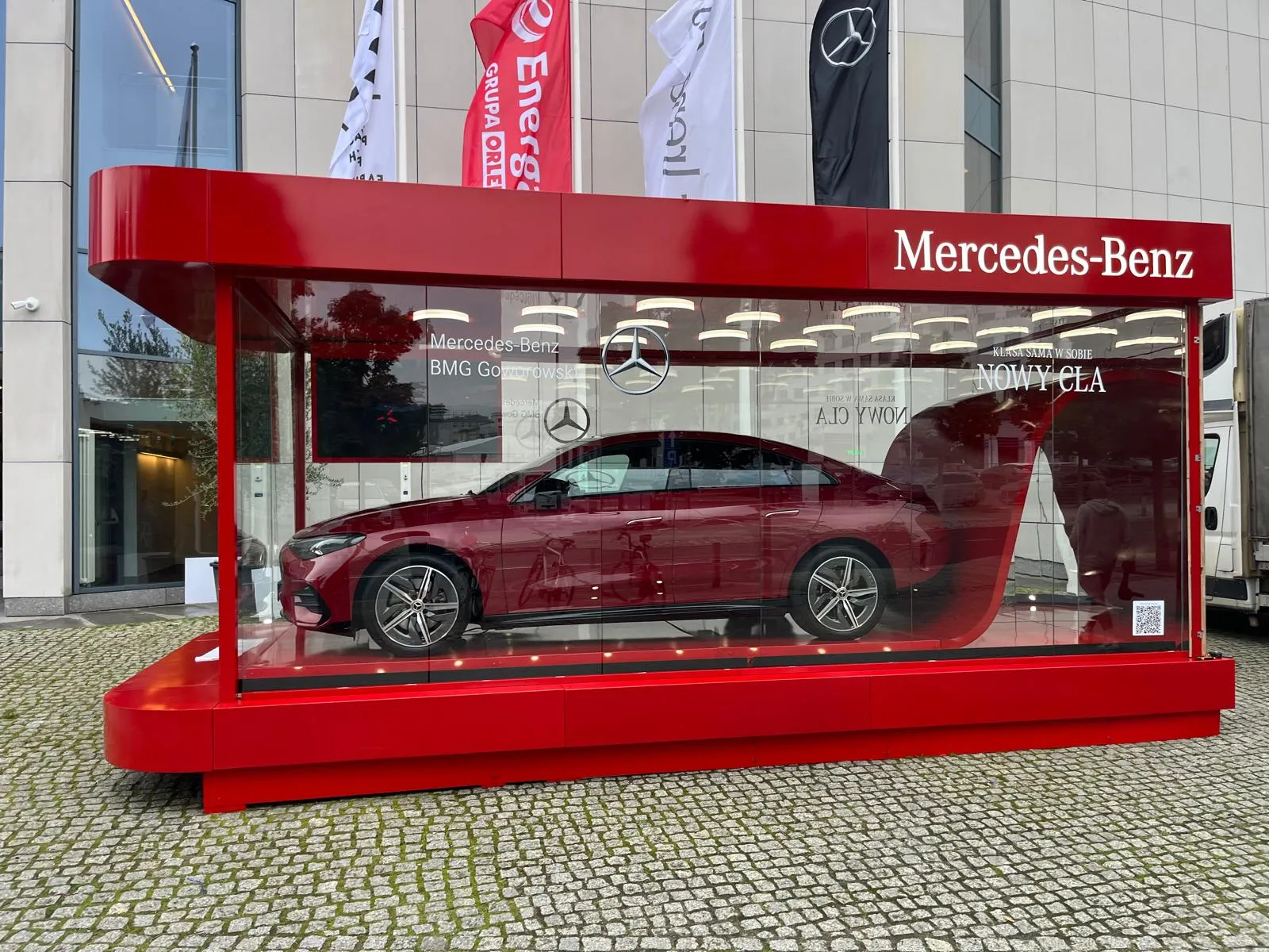 Mercedes-Benz — Mercedes — świetlny kubik z autem (3)